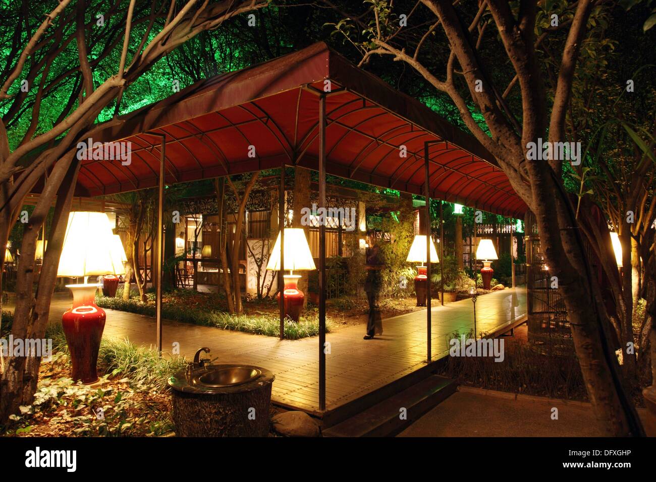 La vista del giardino e del ristorante Cuicai uno dei più hippy ristorante in Kunming Kunming Cina. Foto Stock