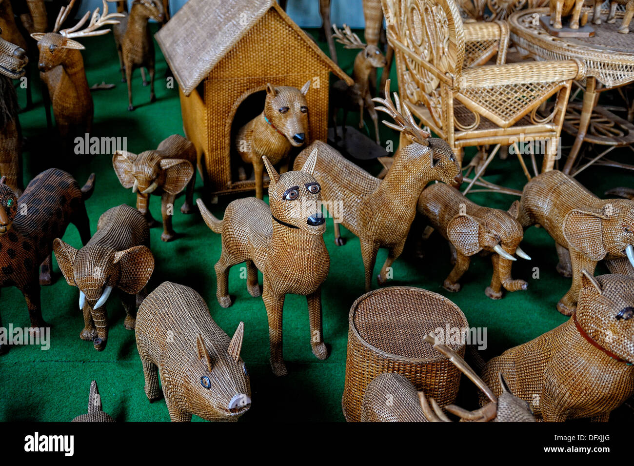Animali lavori in vimini sul display in Camacha Madeira è messa a fuoco centro sulla testa di cani Foto Stock