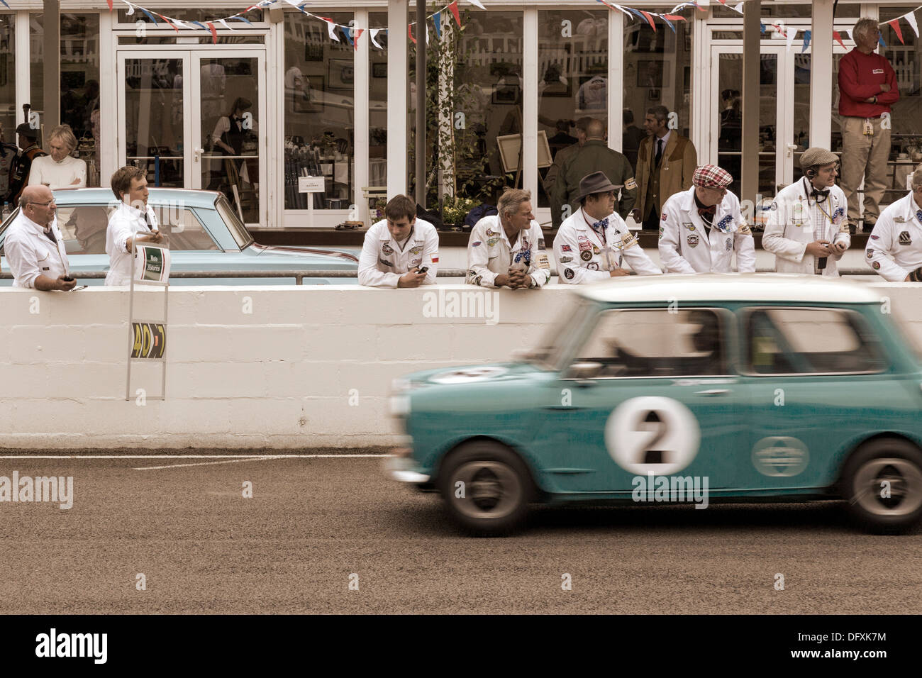 1964 Austin Mini Cooper S passa ai box al 2013 Goodwood, Sussex, Regno Unito. St Mary gara del Trofeo. Foto Stock