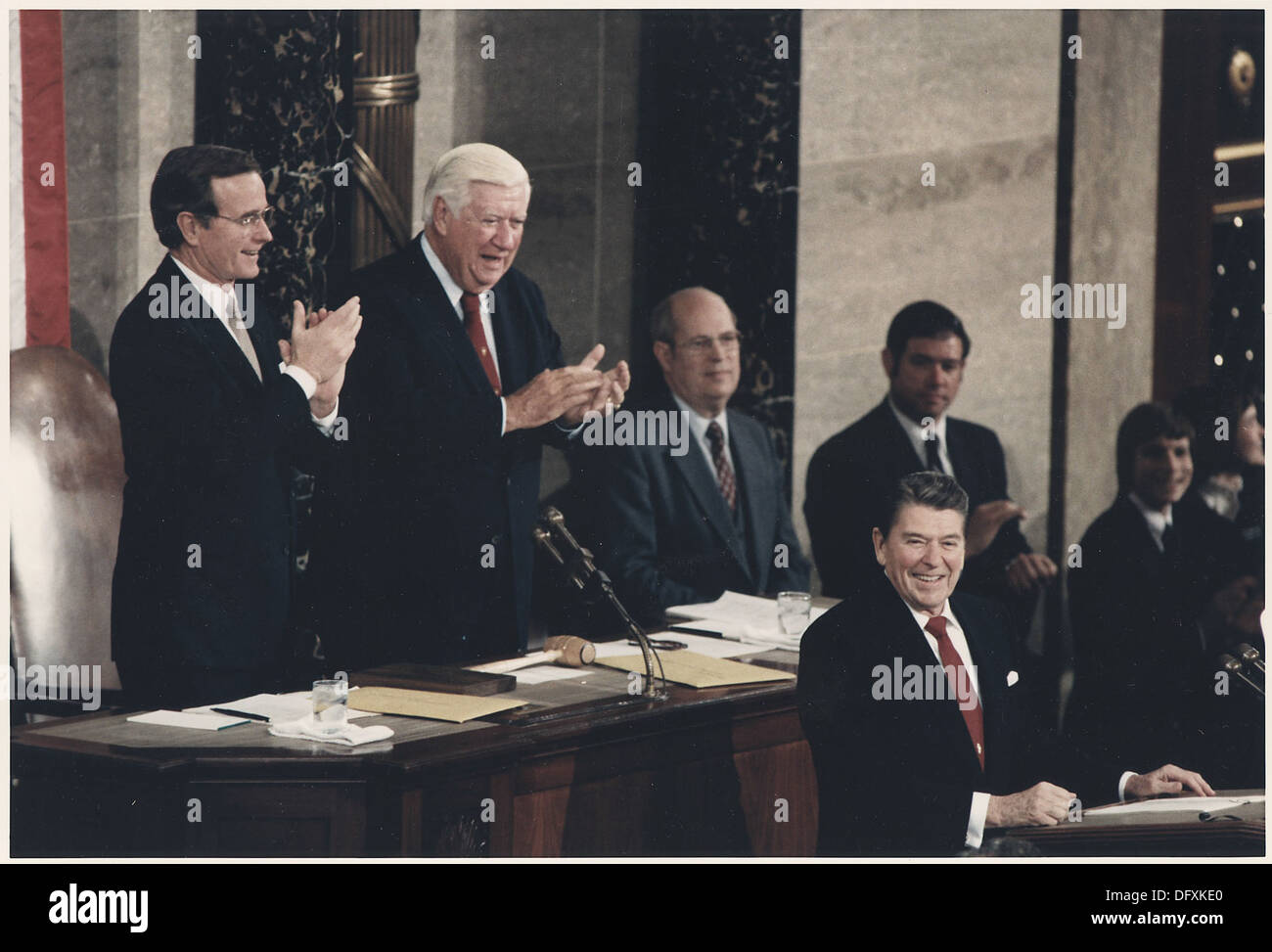 Questa fotografia mostra il presidente Ronald Reagan che consegna il discorso sullo stato dell'Unione al Congresso, un evento chiave nella vita politica degli Stati Uniti, delineando le priorità e le politiche della sua amministrazione. Foto Stock