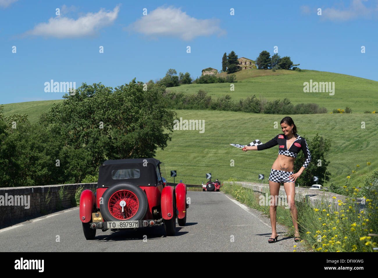 Mille Miglia, 1000 Miglia, Pit Babe, Baby, spettatore, controllati,  Bandiera, ragazza, donna Toscana Foto stock - Alamy
