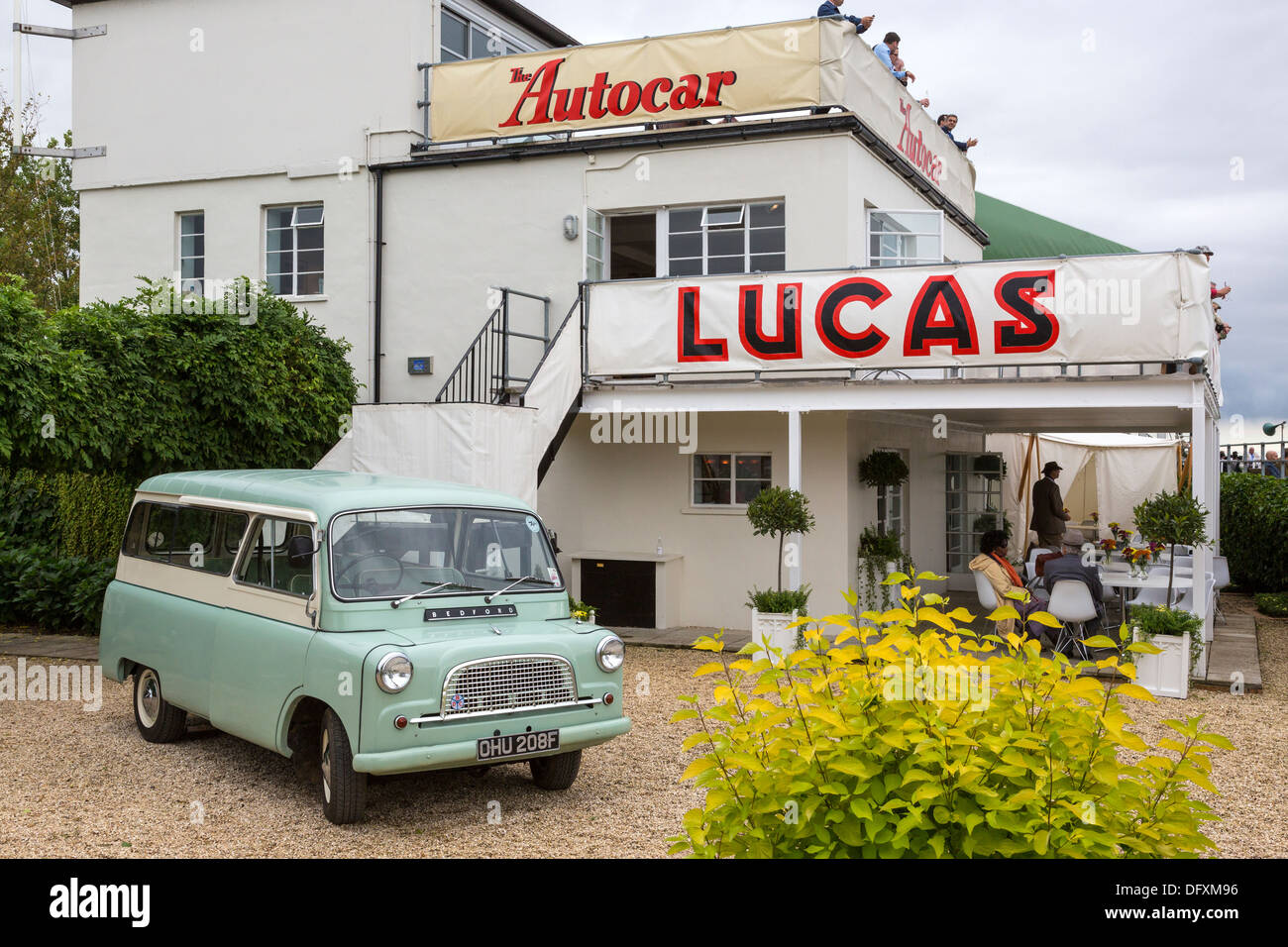 Bedford CA van accanto all'originale della torre di controllo. 2013 Goodwood, Sussex, Regno Unito. Foto Stock