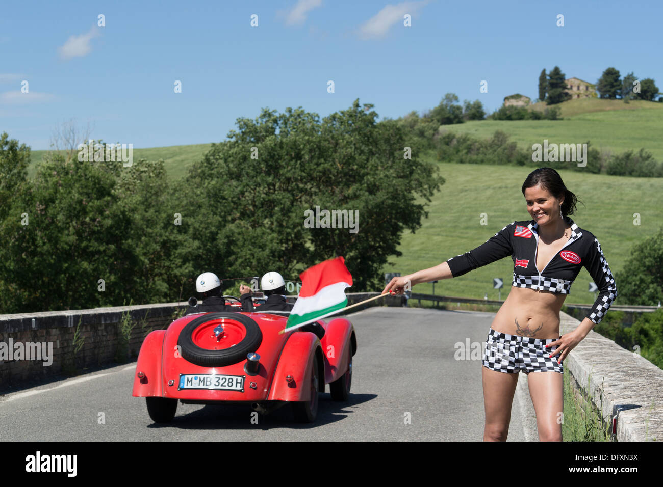 Mille Miglia, 1000 Miglia, Pit Babe, Baby, spettatore, controllati,  Bandiera, ragazza, donna Toscana Foto stock - Alamy