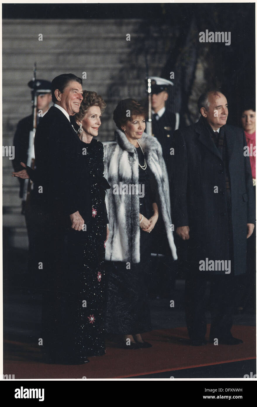Una fotografia scattata durante la cena di Stato della Casa Bianca, che cattura il presidente Ronald Reagan e il Premier sovietico Mikhail Gorbaciov. Questo momento mette in evidenza le relazioni diplomatiche USA-sovietiche durante la guerra fredda. Foto Stock
