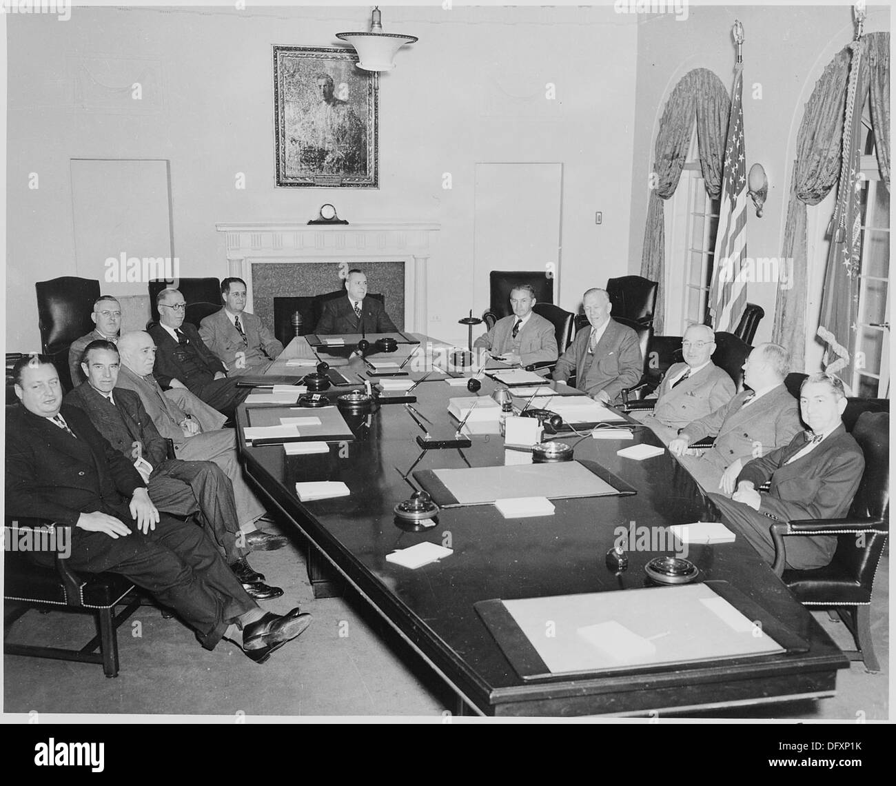 Il presidente Harry S. Truman e il suo gabinetto si incontrano nella sala del Gabinetto della Casa Bianca. L'incontro include vari funzionari governativi in un ambiente formale. Foto Stock