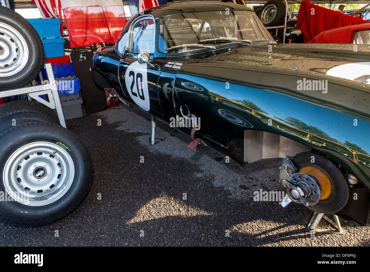 1962 Jaguar E-Type essendo preparato per il RAC TT celebrazione gara. 2013 Goodwood, Sussex, Regno Unito. Foto Stock