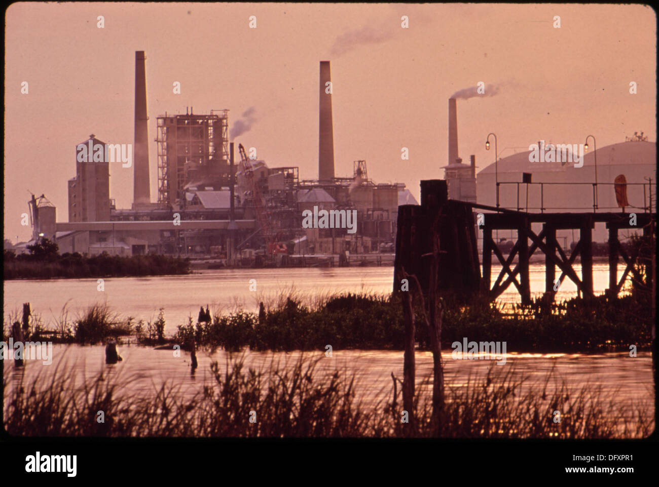 Tramonto sull'OLIN-MATHIESON IMPIANTO SUL FIUME CALCASIEU 546118 Foto Stock