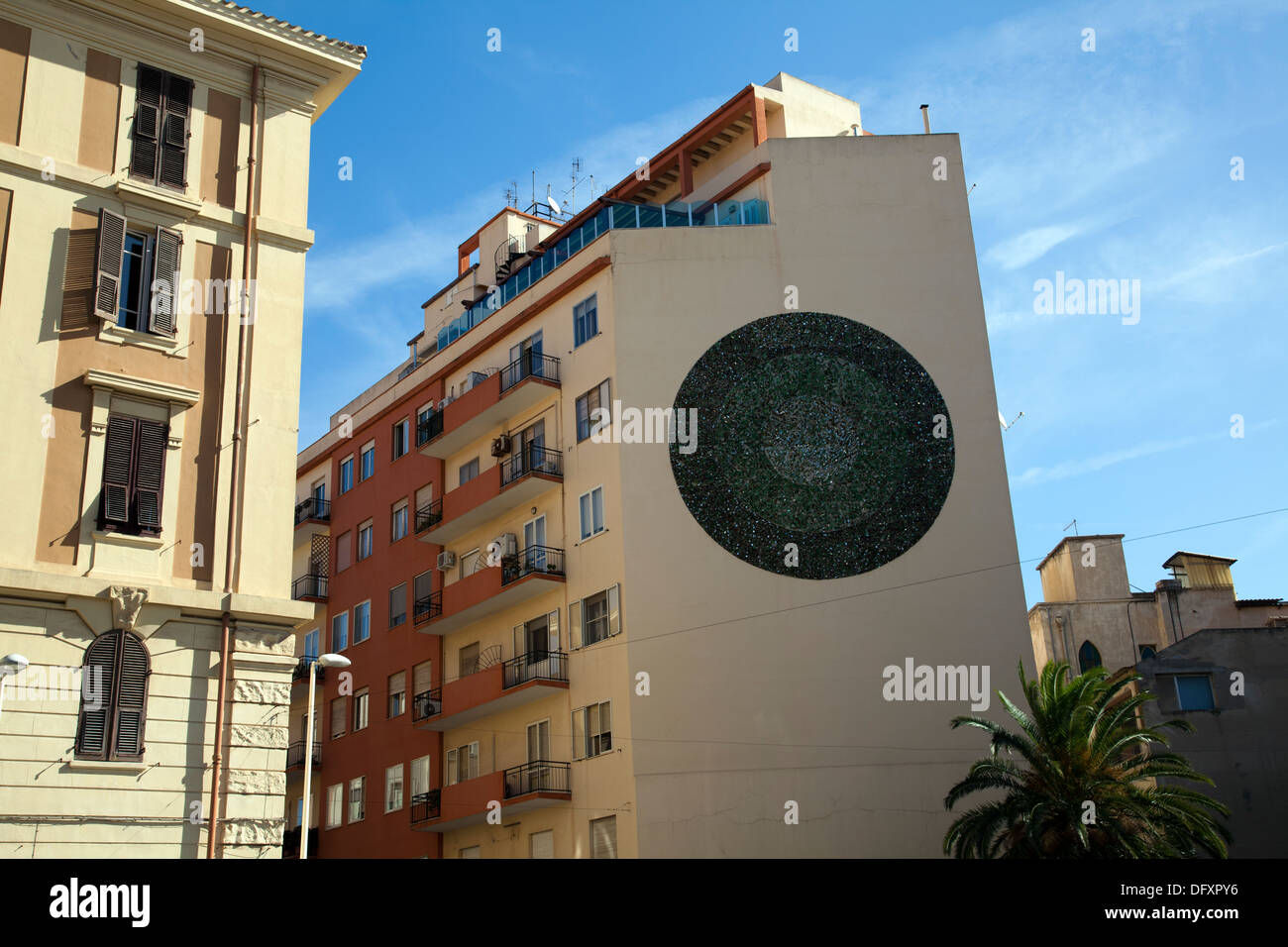 Rotonda grande cerchio murale realizzato dal vetro rotto sulla Piazza Galileo Galilei a Cagliari - Sardegna Foto Stock