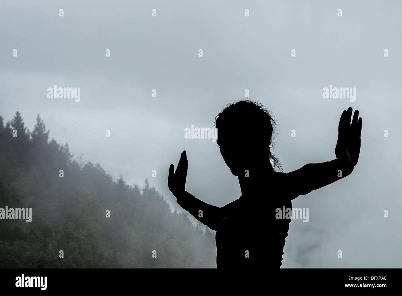 Donna fare yoga nella foresta Foto Stock