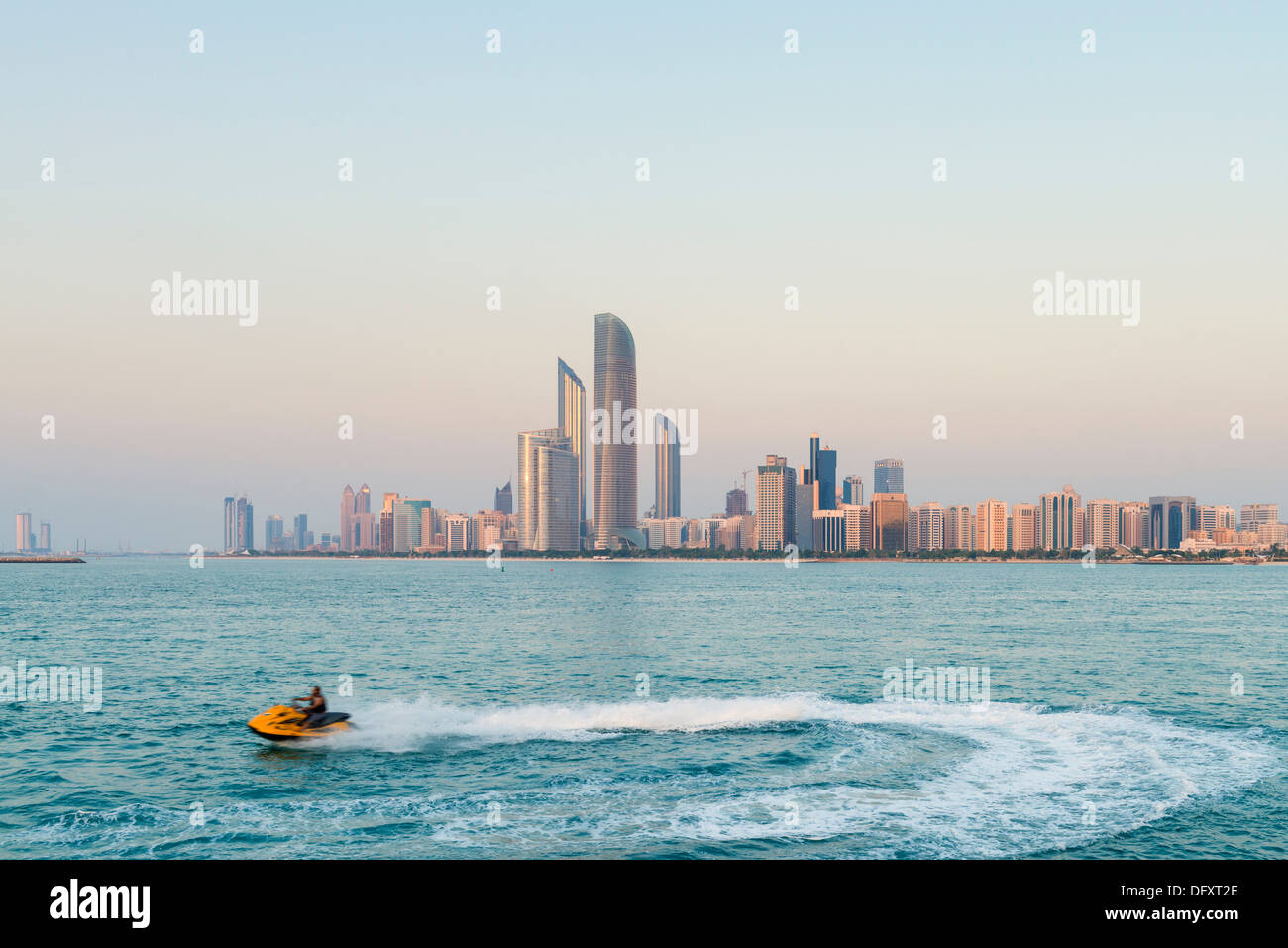Skyline e moto d'acqua ad Abu Dhabi negli Emirati Arabi Uniti Foto Stock