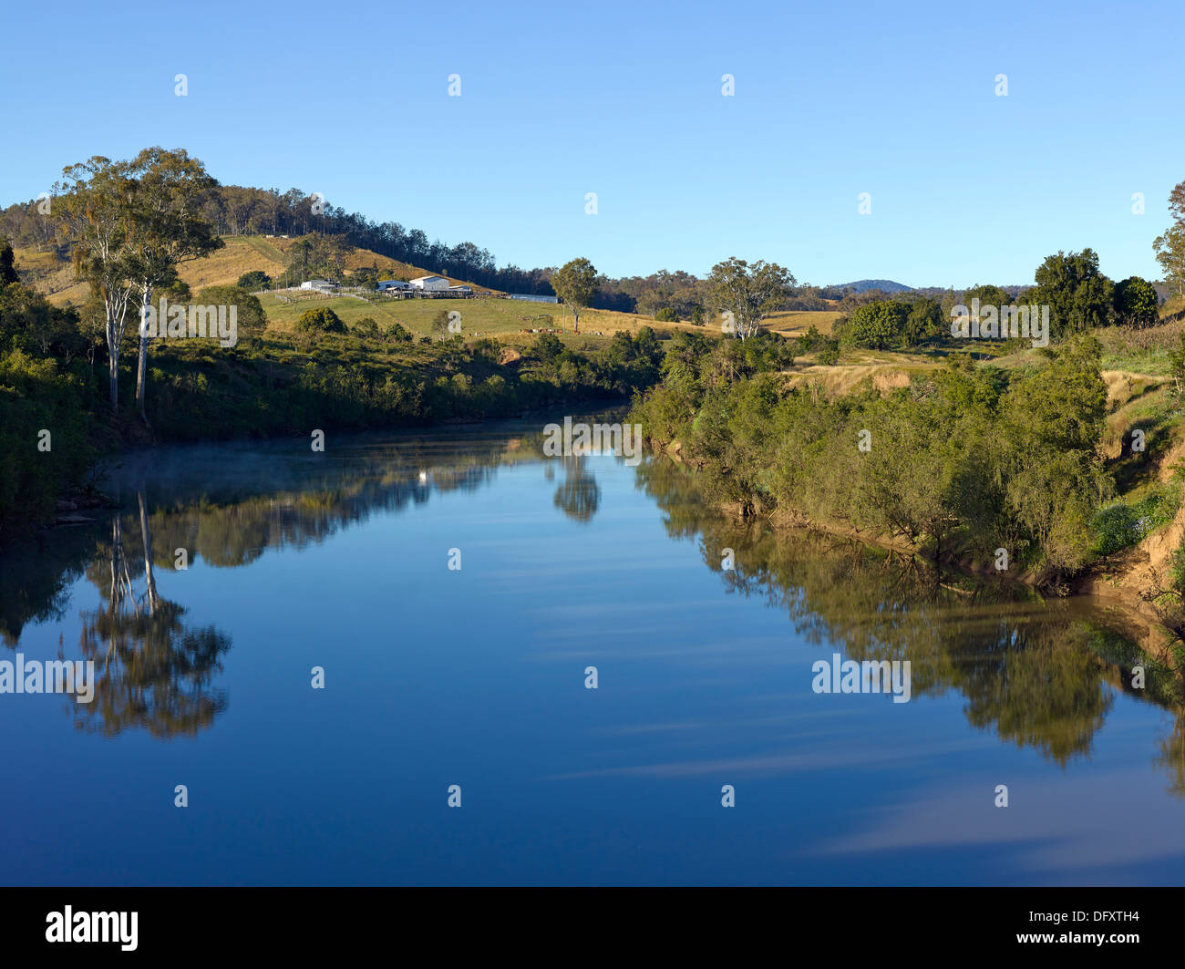 Maria fiume scorre attraverso i terreni agricoli a nord di Gympie, Queensland, Australia.blue sky Foto Stock