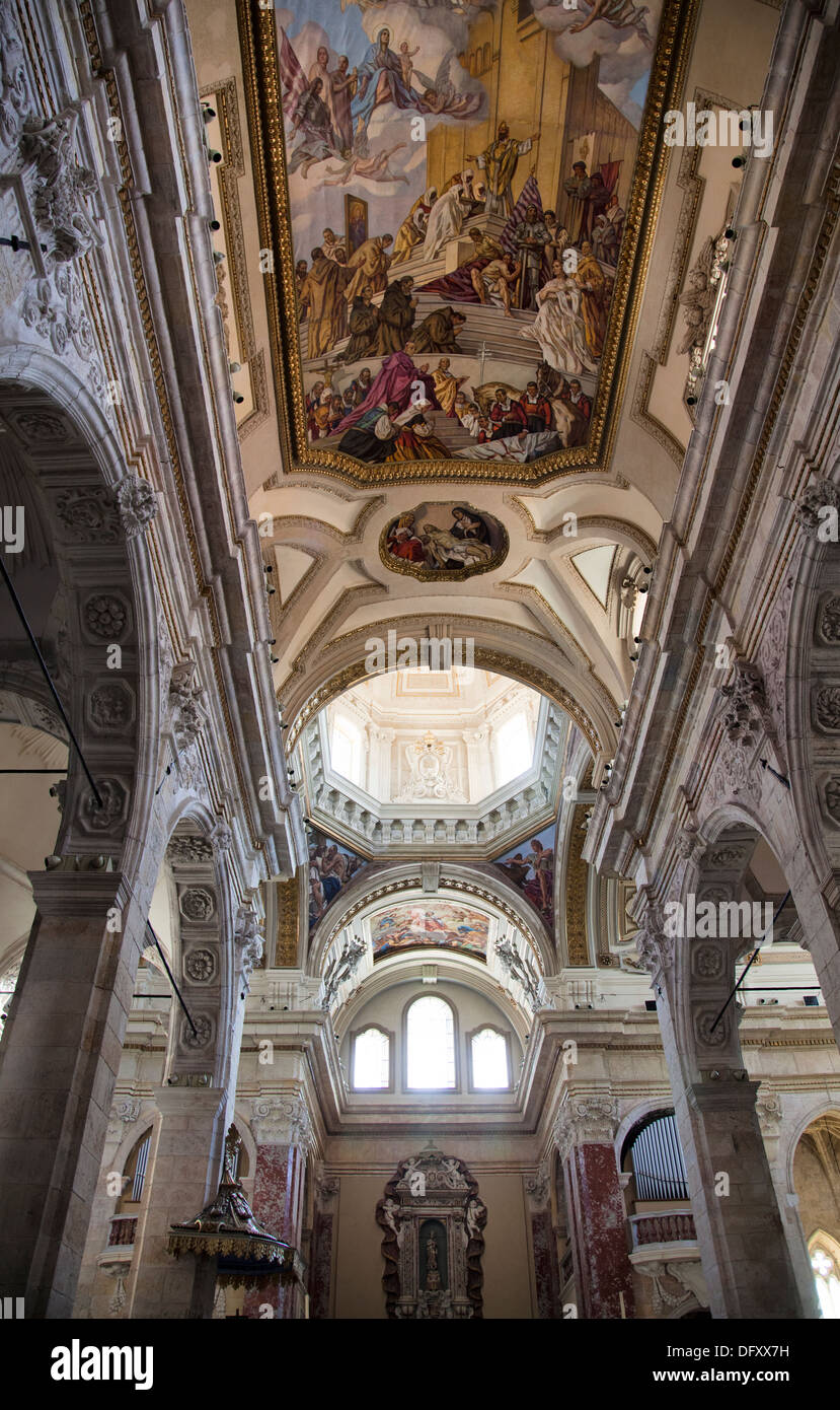 Cattedrale di Cagliari interno in Cagliari - Navata cercando fino al soffitto - Sardegna Foto Stock Cattedrale di Cagliari interno in Cagliari - Navata cercando fino al soffitto - Sardegna Foto Stock