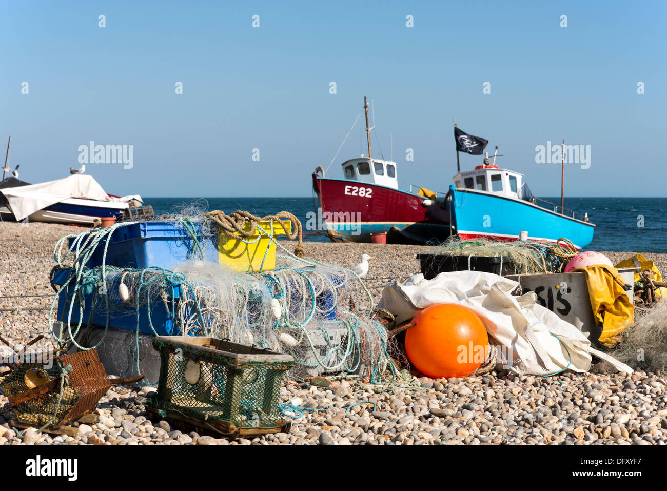 Barche di pescatori sulla spiaggia di birra, Devon, Inghilterra, Regno Unito. Foto Stock