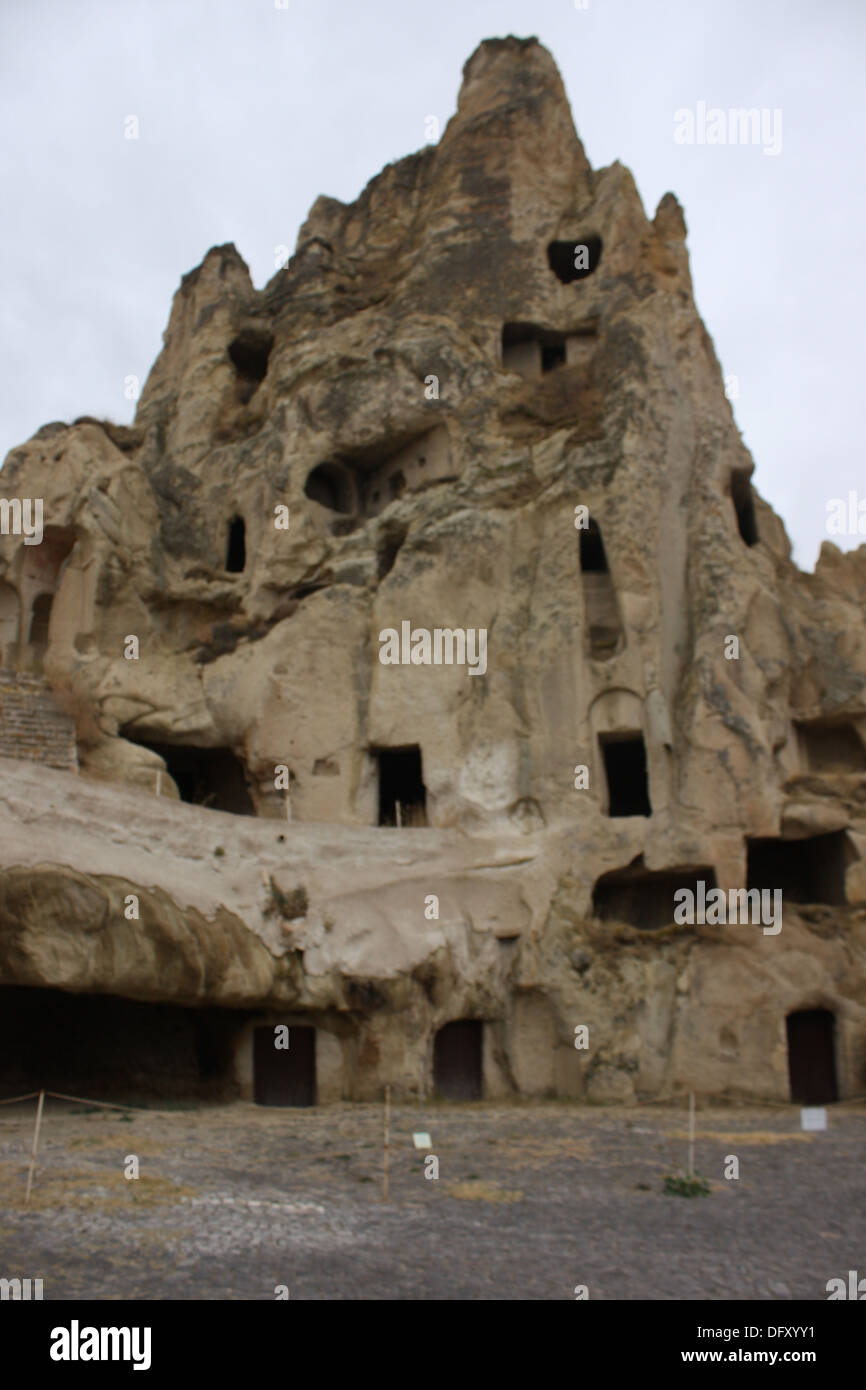 Un antica chiesa scavata una formazione rocciosa a Goreme in Turchia. Foto Stock