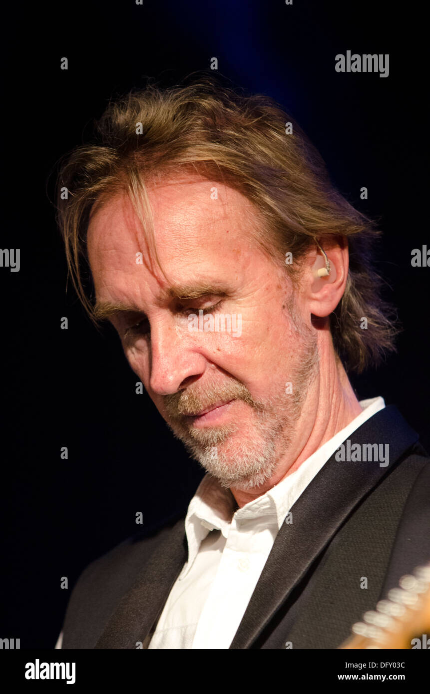 Il chitarrista Mike Rutherford dalla Genesi, giocando con la sua altra band Mike e la meccanica in Holmfirth Picturedrome in Inghilterra Foto Stock