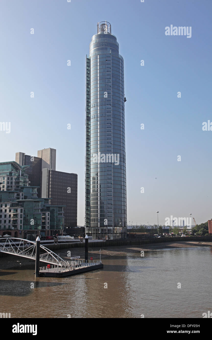 La torre a Vauxhall, Londra. Un nuovo, 50 piani appartamento di lusso il blocco da parte del fiume Tamigi. Parte di St Georges Wharf Foto Stock