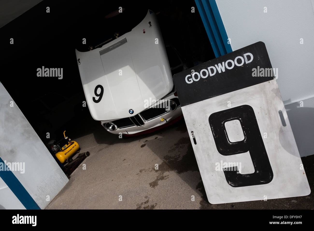 BMW garage al 2013 Goodwood, Sussex, Regno Unito. La ricreazione di un racing paddock per auto 9. Foto Stock