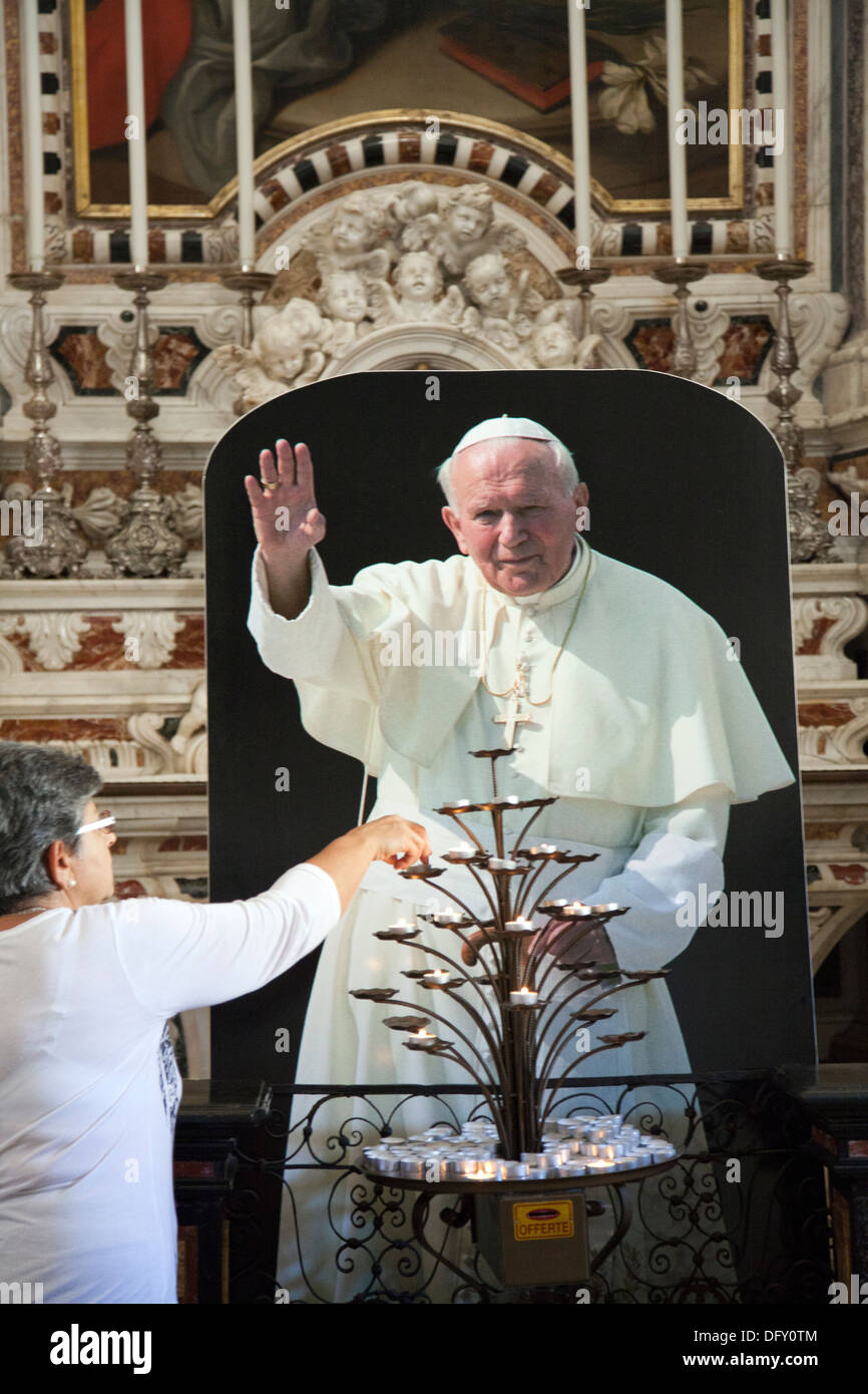 Cattedrale di Cagliari in Cagliari - Donna candela di illuminazione nel  santuario a Papa Giovanni Paolo II - Sardegna Foto stock - Alamy