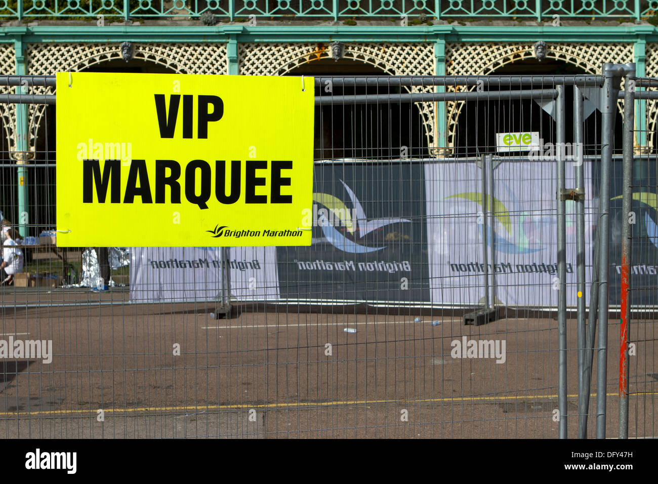 Area VIP alla fine della Maratona di Brighton. Foto Stock