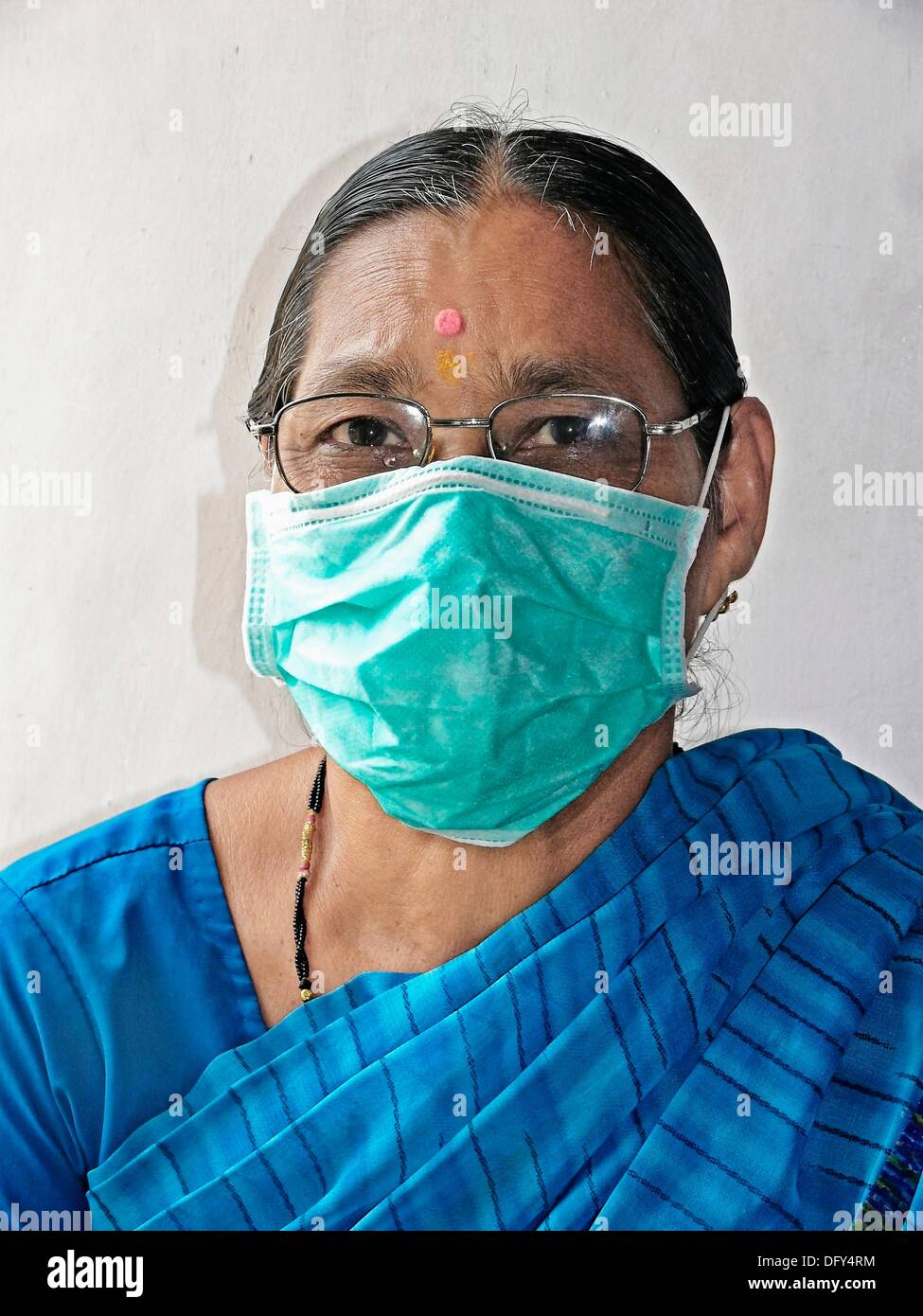 Donna adulta, precauzione maschera per influenza suina, H1N1 Foto Stock