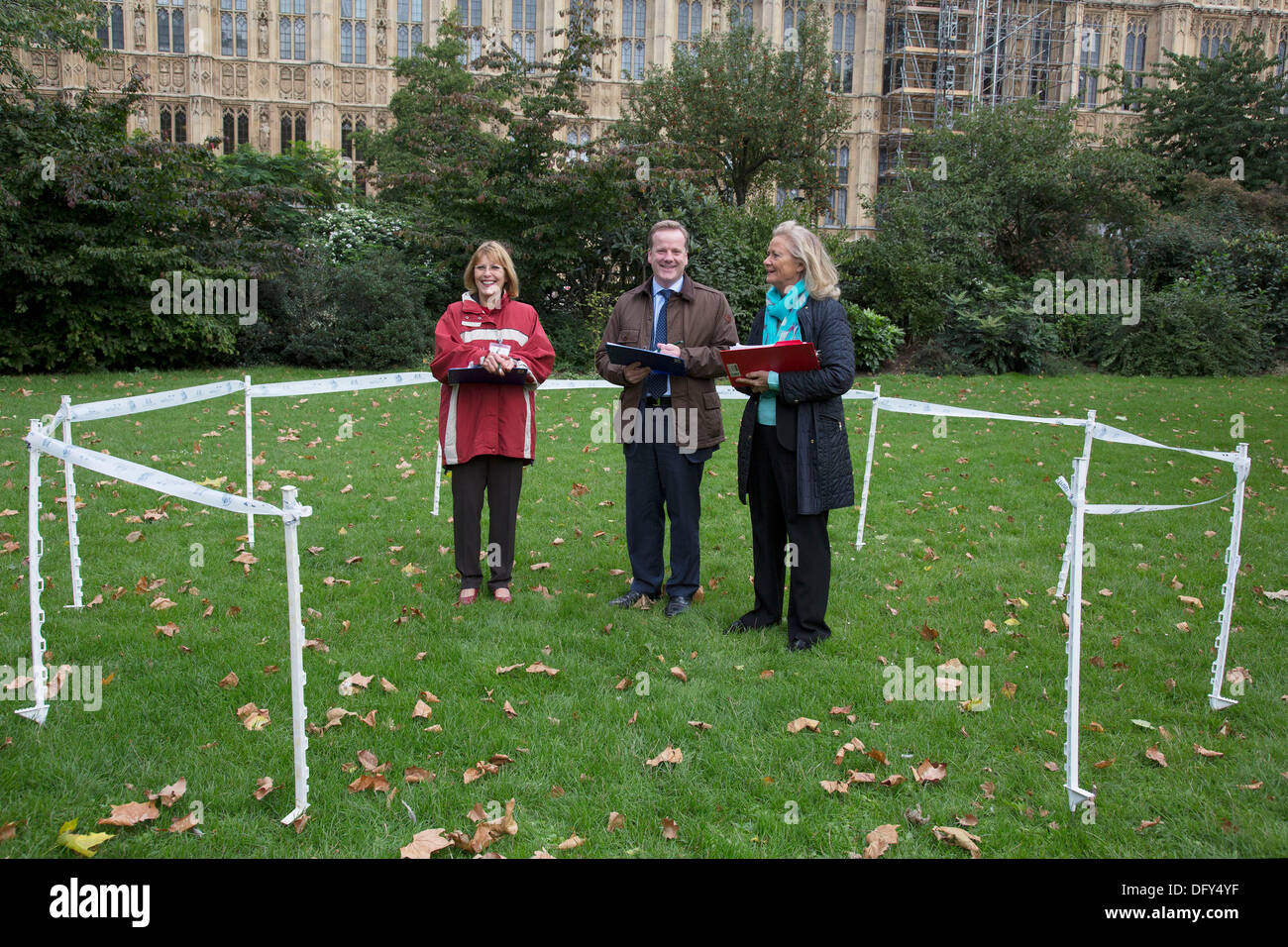 Londra, Regno Unito. Giovedì 10 ottobre 2013. I giudici. MPs e i loro cani a competere in Westminster cane dell'anno concorso celebra l'unico legame tra uomo e cane - e mira a promuovere la responsabilità di proprietà del cane. Credito: Michael Kemp/Alamy Live News Foto Stock