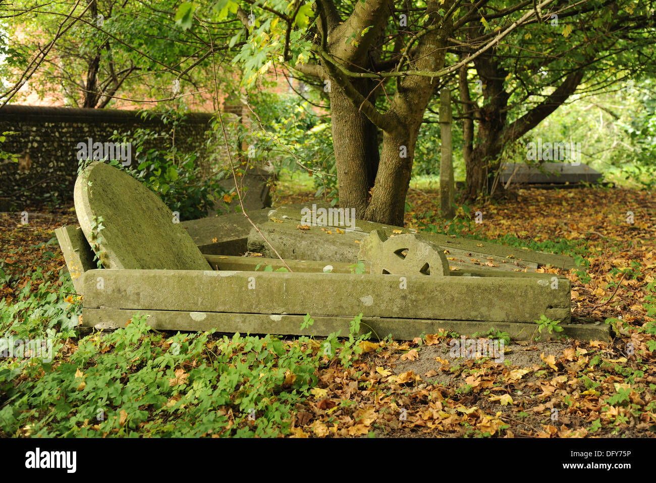 Un vecchio ed incolto cimitero. Foto Stock