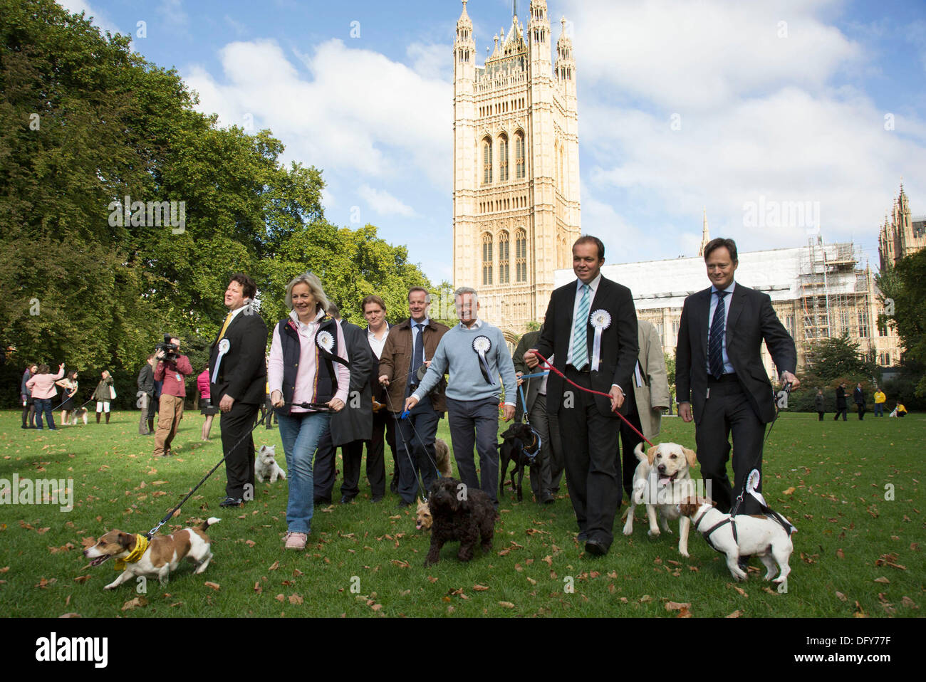 Londra, Regno Unito. Giovedì 10 ottobre 2013. MPs e i loro cani a competere in Westminster cane dell'anno concorso celebra l'unico legame tra uomo e cane - e mira a promuovere la responsabilità di proprietà del cane. Credito: Michael Kemp/Alamy Live News Foto Stock