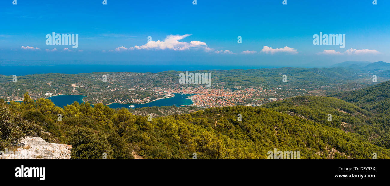 Vela Luka città panorama dalla collina di ronzio, isola di Korcula, Croazia Foto Stock