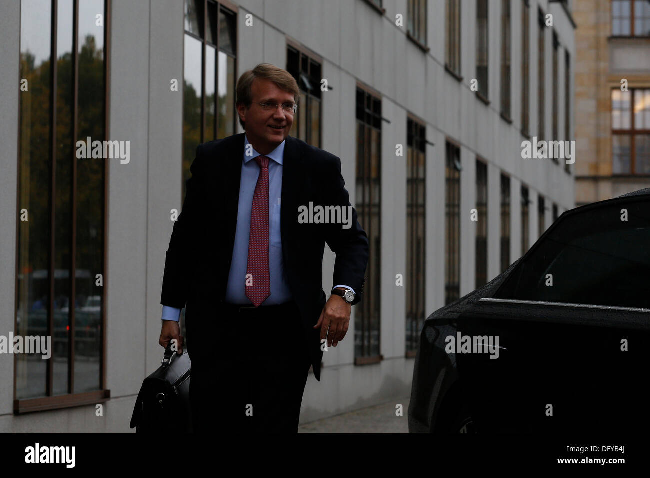 Berlino, Germania. Ottobre 10th, 2013. Parlare esplorativo tra i leader della CSU / CDU e sil partito dei Verdi per la possibile formazione di un governo di coalizione a contenere il parlamentare tedesco la società a Berlino. / Immagine: Ministro federale Ronald Pofalla arriva per la riunione. Credito: Reynaldo Chaib Paganelli/Alamy Live News Foto Stock