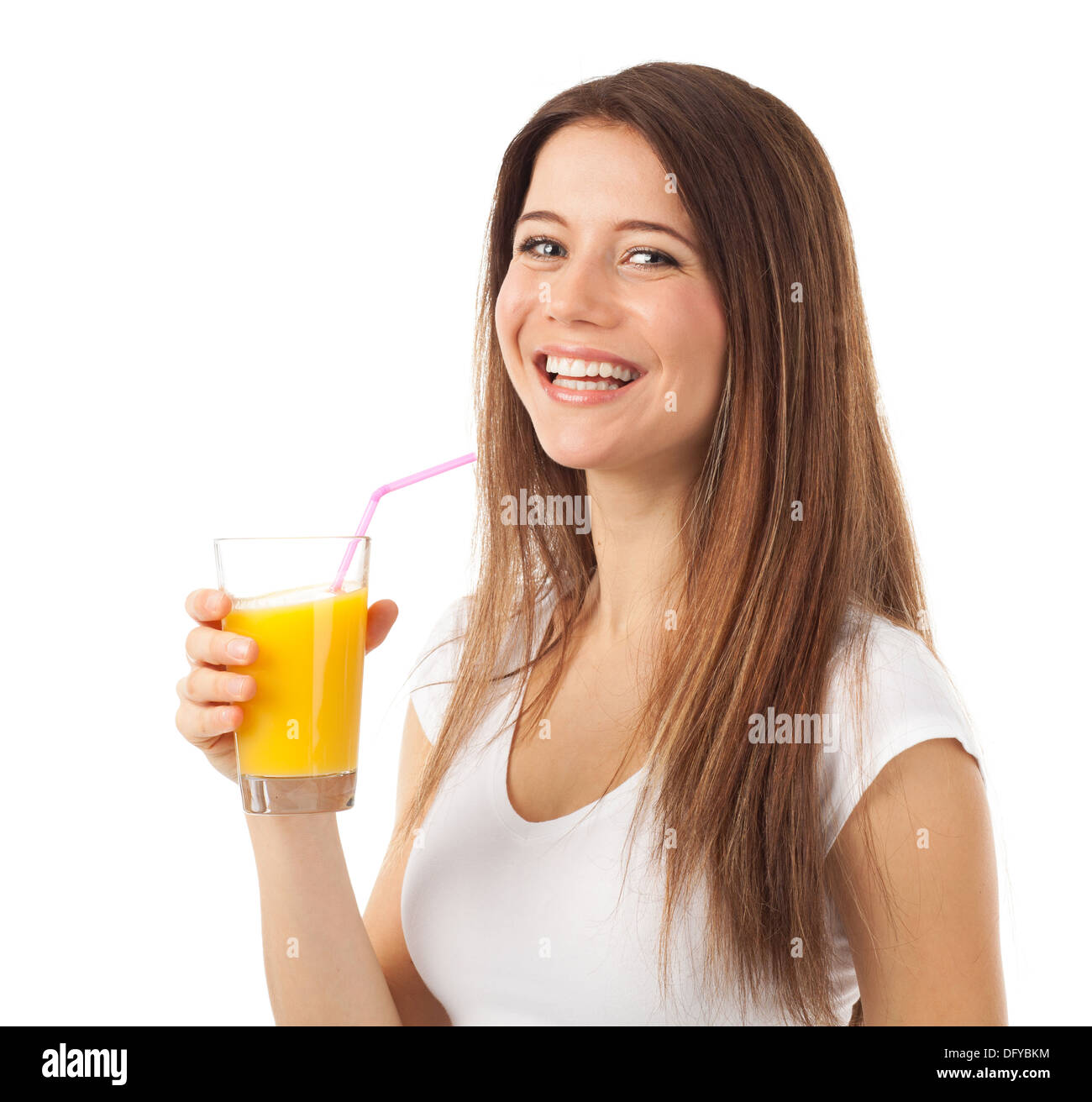 Bella giovane donna con un bicchiere di succo di arancia, isolato su bianco Foto Stock
