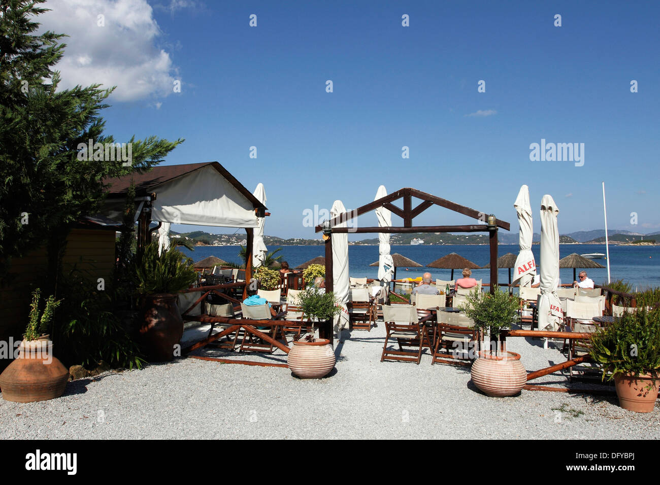 Un fronte spiaggia taverna a Kanapitsa Beach sull'isola greca di Skiathos, una popolare destinazione turistica nel Mare Egeo. Foto Stock