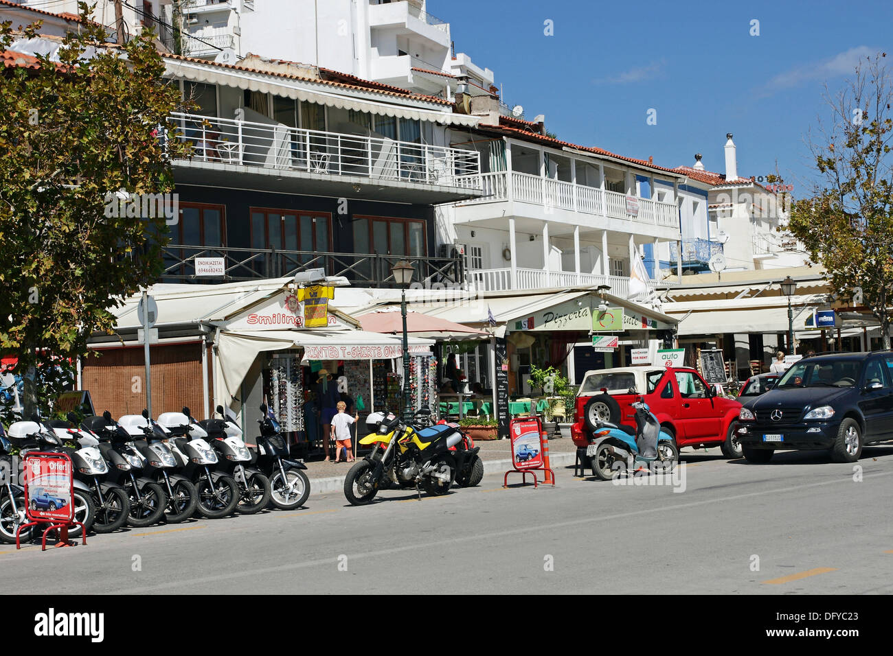 Il porto di fronte a Skiathos città sull'isola greca di Skiathos,una popolare destinazione turistica nel Mare Egeo. Foto Stock