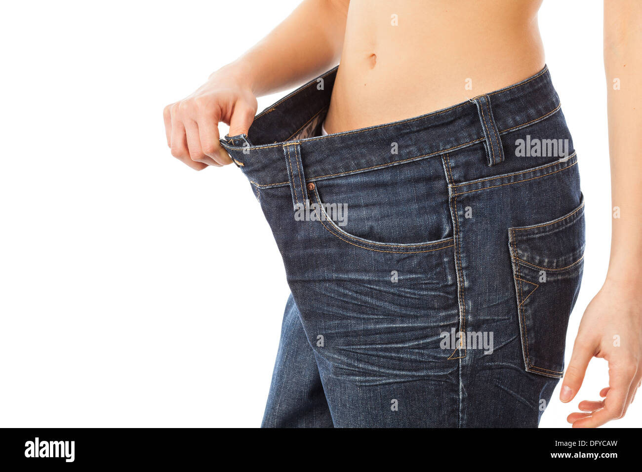 Giovane donna che mostra quanto peso ha perso, isolato su bianco Foto Stock