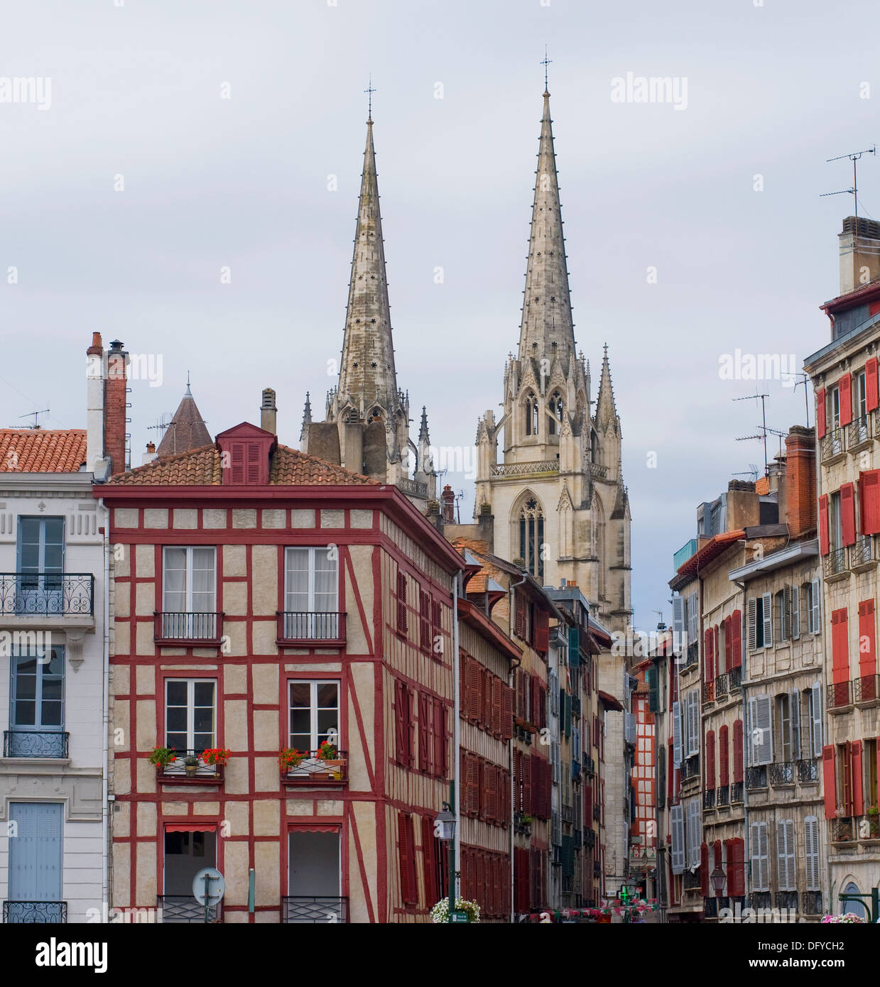 Strada di Bayonne, Francia. Sainte-Marie de Bayonne cattedrale in background. Foto Stock