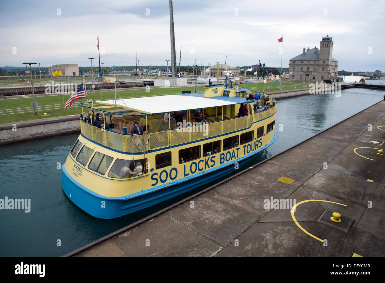 Un tourboat passa attraverso il MacArthur serratura al Soo serrature di Sault Ste. Marie nell'estremità orientale della penisola. Foto Stock