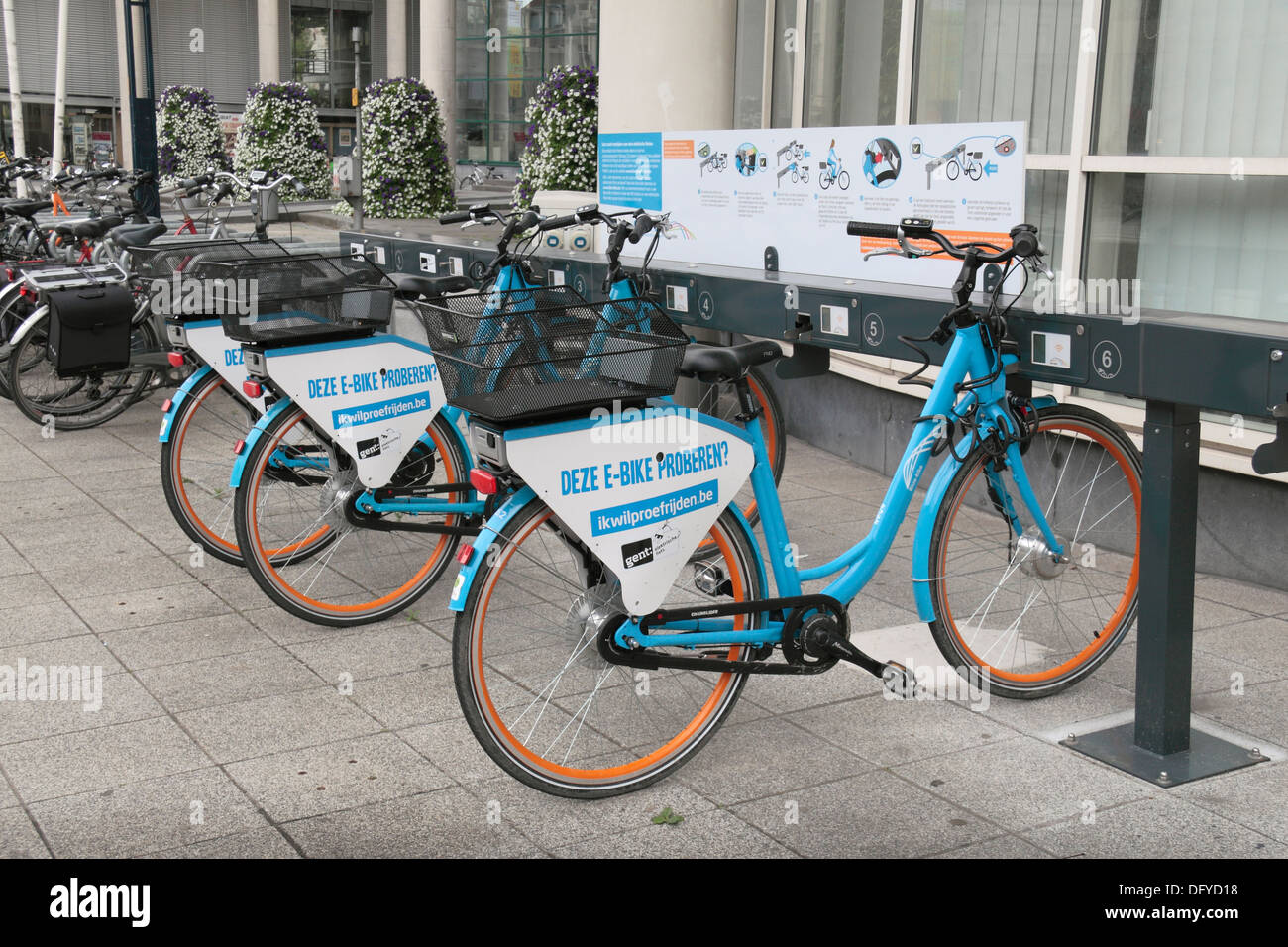 Blue Bikes, un pubblico e-bike (biciclette elettriche) nel centro storico di Gand (Gent), Fiandre Orientali, Belgio. Foto Stock