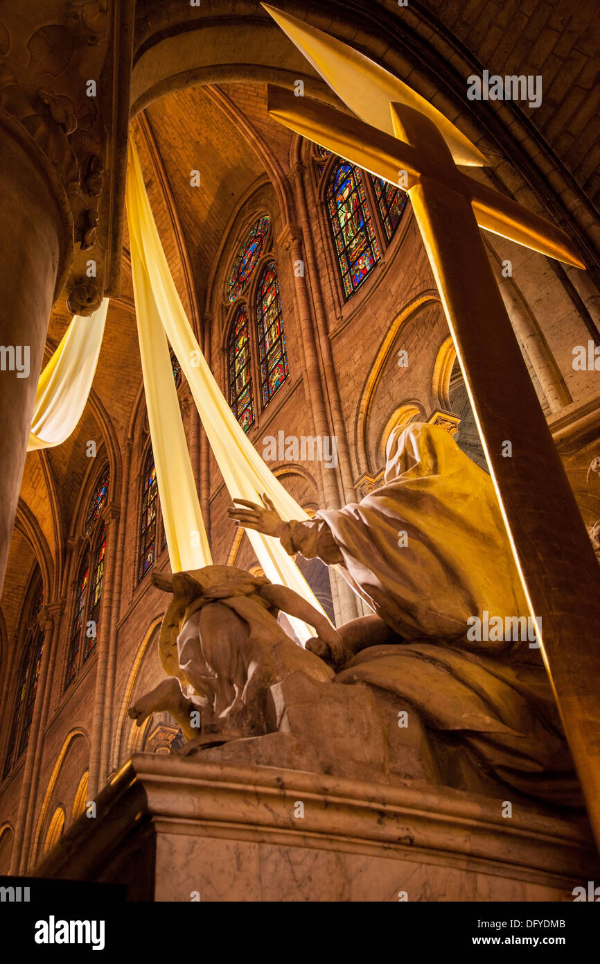 Madre Maria statua e golden cross nella cattedrale di Notre Dame di Parigi e dell' Ile-de-France, Francia Foto Stock