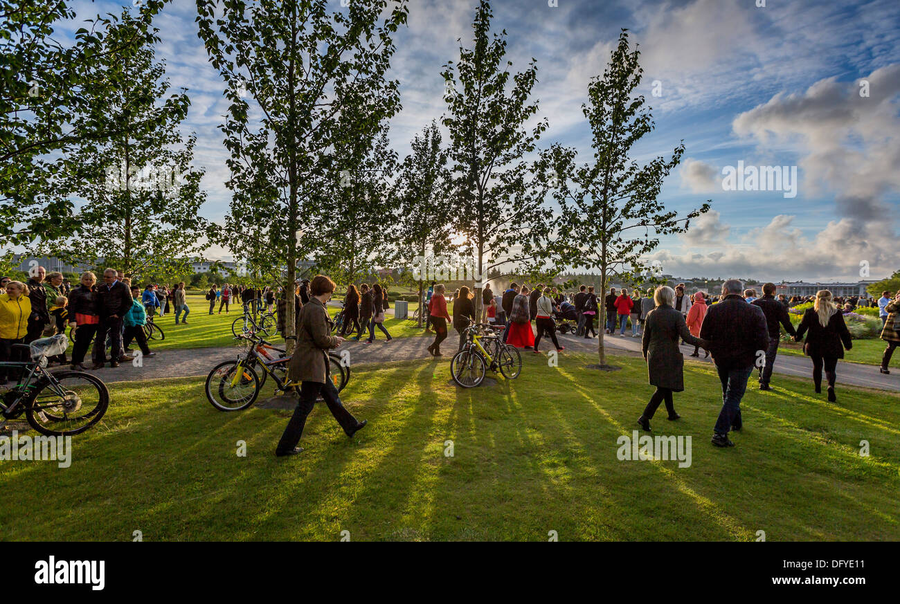 Le persone a un concerto all'aperto nel parco. "Di mostri e uomini", Reykjavik, Islanda Foto Stock