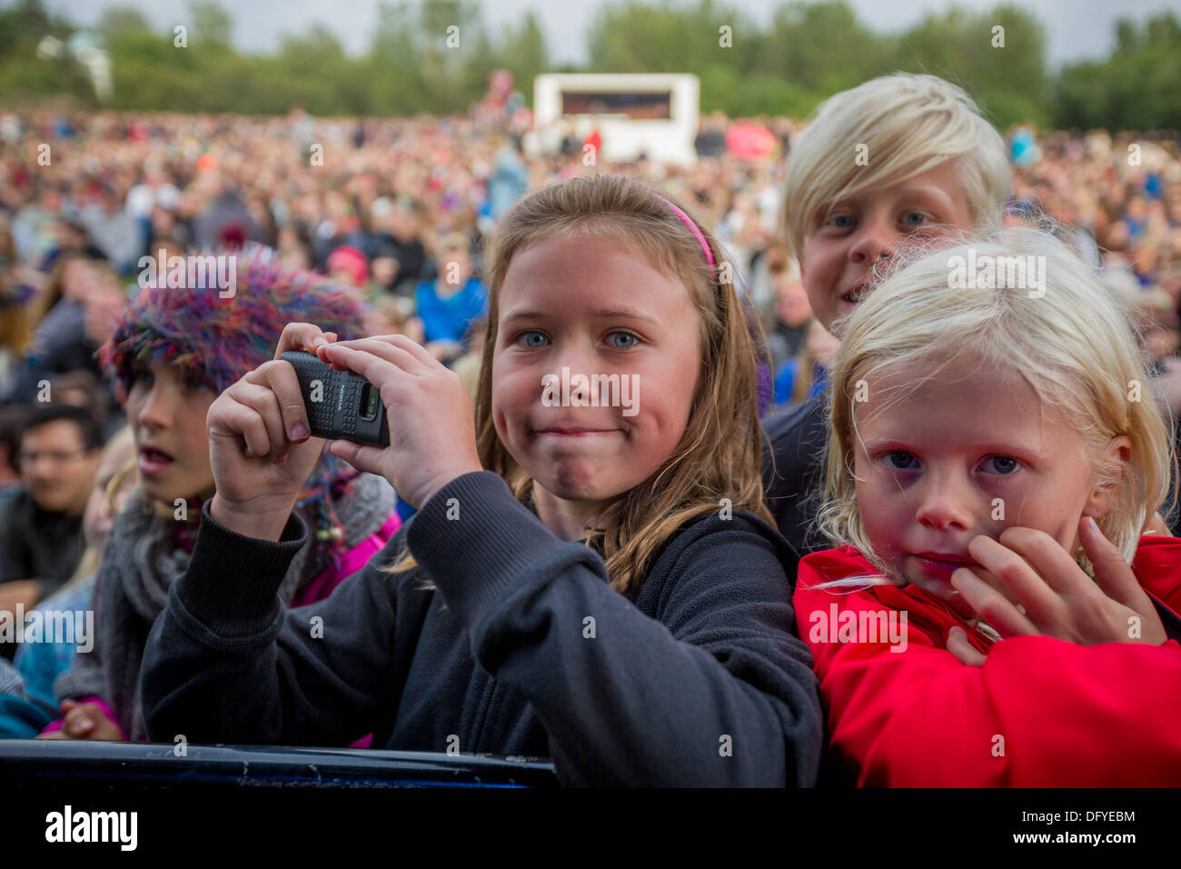 Scattare foto durante un concerto nel parco, "di mostri e uomini", Reykjavik, Islanda Foto Stock