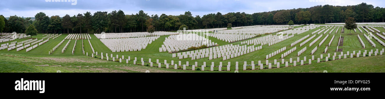 Prima guerra mondiale una tomba a WWI Étaples Cimitero Militare, grande Commonwealth War Graves Commissione cimitero in Francia Foto Stock