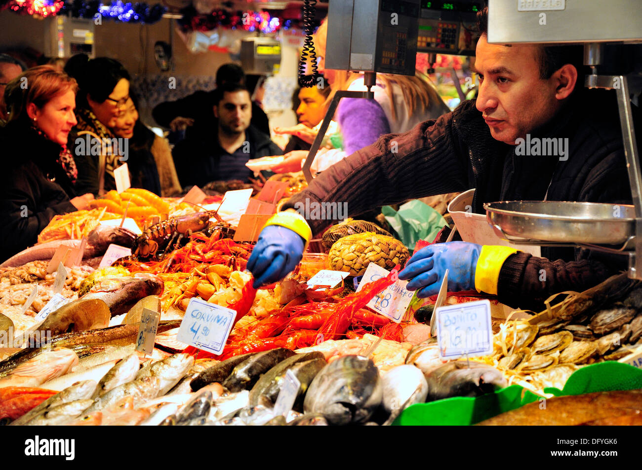 Barcellona, Spagna. Il mercato della Boqueria. Pesce e frutti di mare in stallo Foto Stock