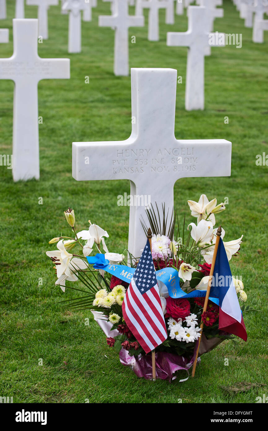 Fiori a grave della prima guerra mondiale un soldato, Meuse-Argonne Cimitero e memoriale americano Romagne,-sous-Montfaucon, Francia Foto Stock