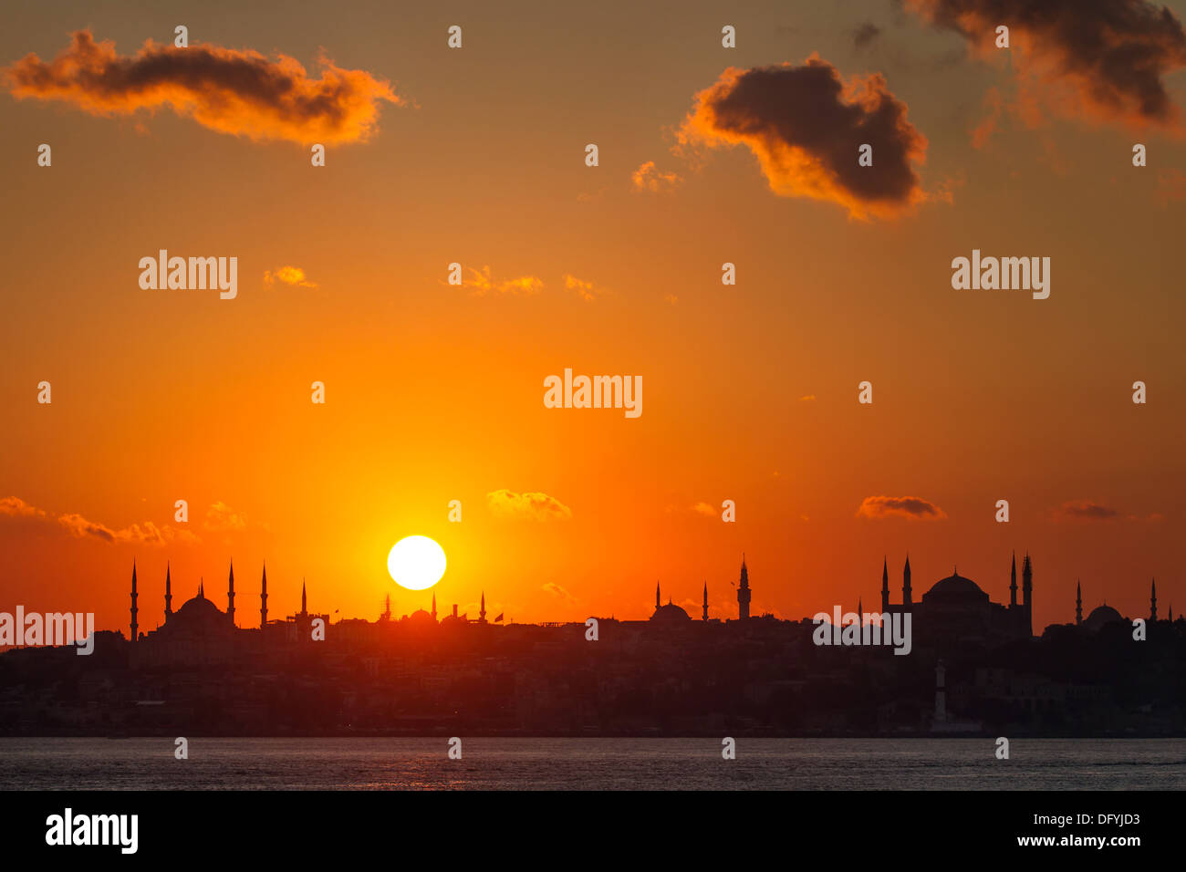 Silhouette di Istanbul. La Moschea blu e Hagia Sophia al tramonto. Foto Stock