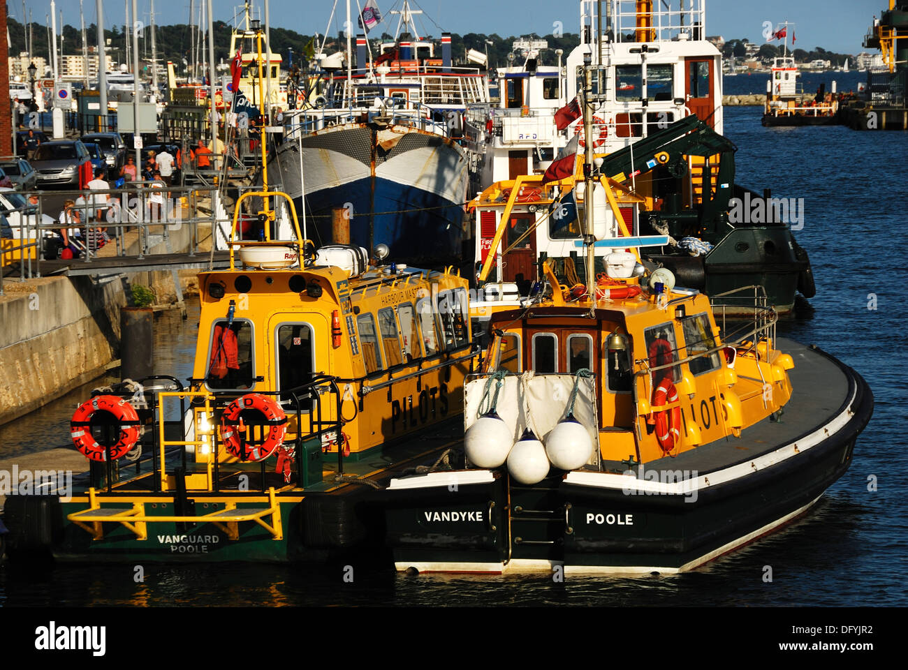 Una vista del porto di Poole con pilota barche ormeggiate sulla banchina di Dorset Regno Unito Foto Stock