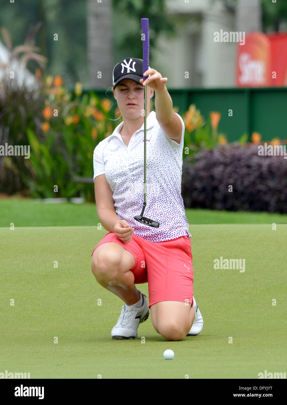 Kuala Lumpur, Malesia. 10 ottobre, 2013. Charley scafo della linea in Inghilterra il suo putt durante la LPGA Sime Darby dal Kuala Lumpur Golf e Country Club. Credito: Azione Sport Plus/Alamy Live News Foto Stock