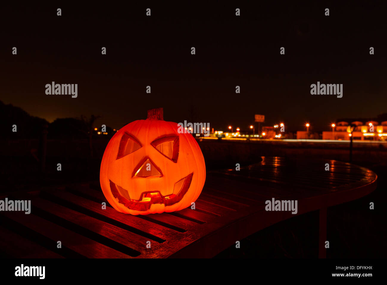 Zucca di Halloween Jack O'Lanterna di notte Foto Stock