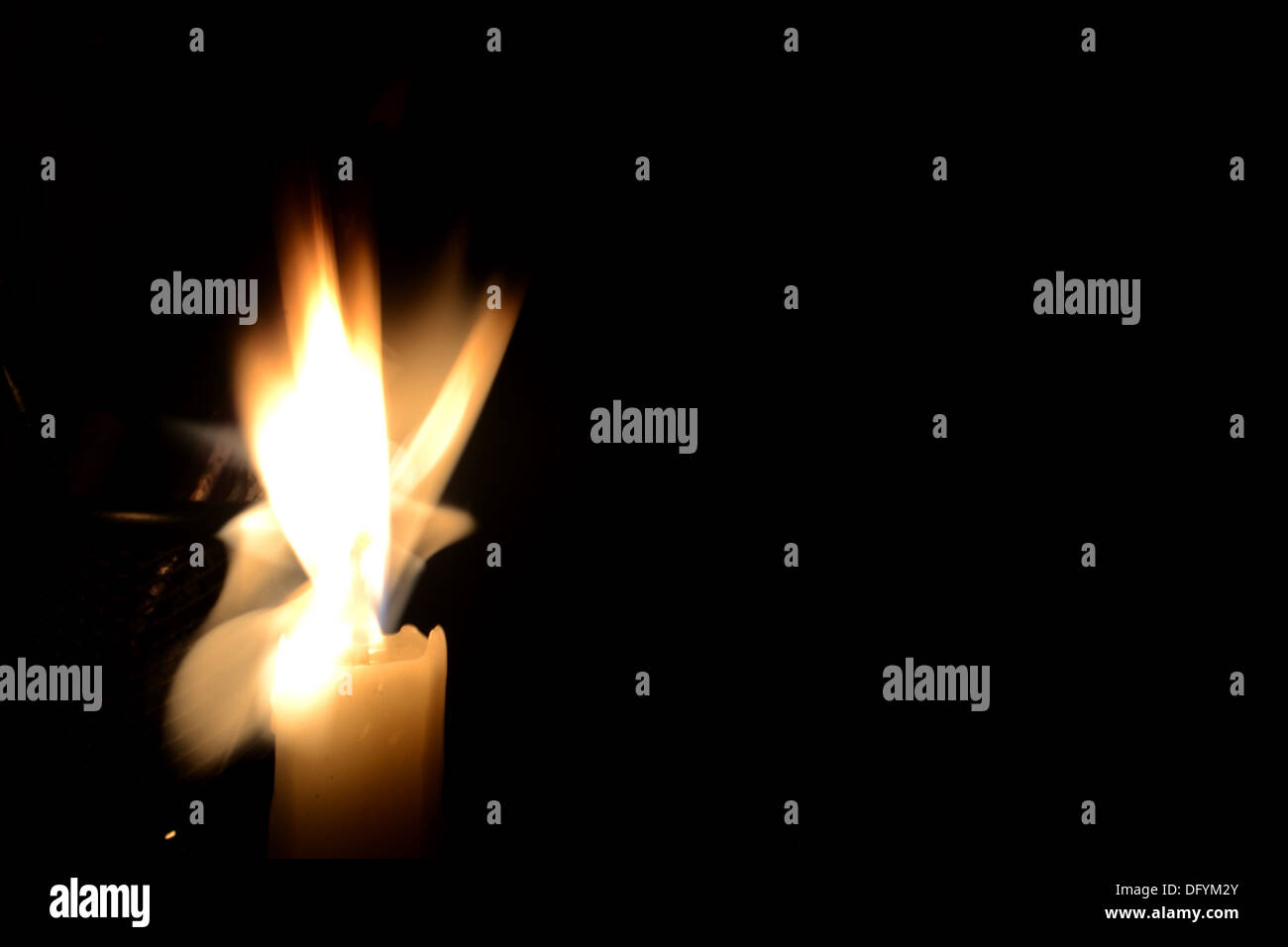 Una candela catturato a bassa velocità otturatore, diverse forme assunte da una semplice fiamma lunga esposizione esperimento Foto Stock