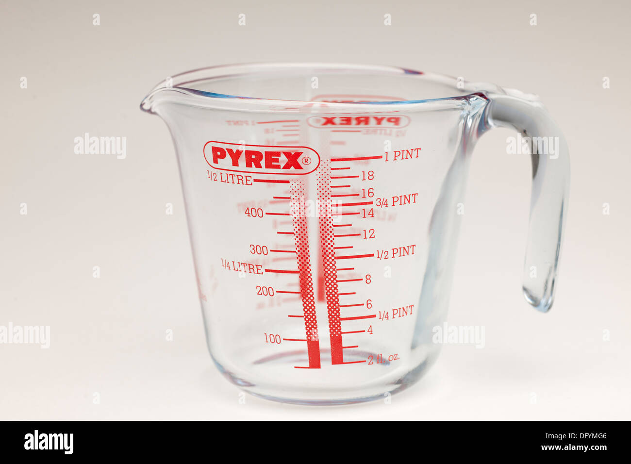 Vetro Pyrex 1 pinta misurino Foto Stock