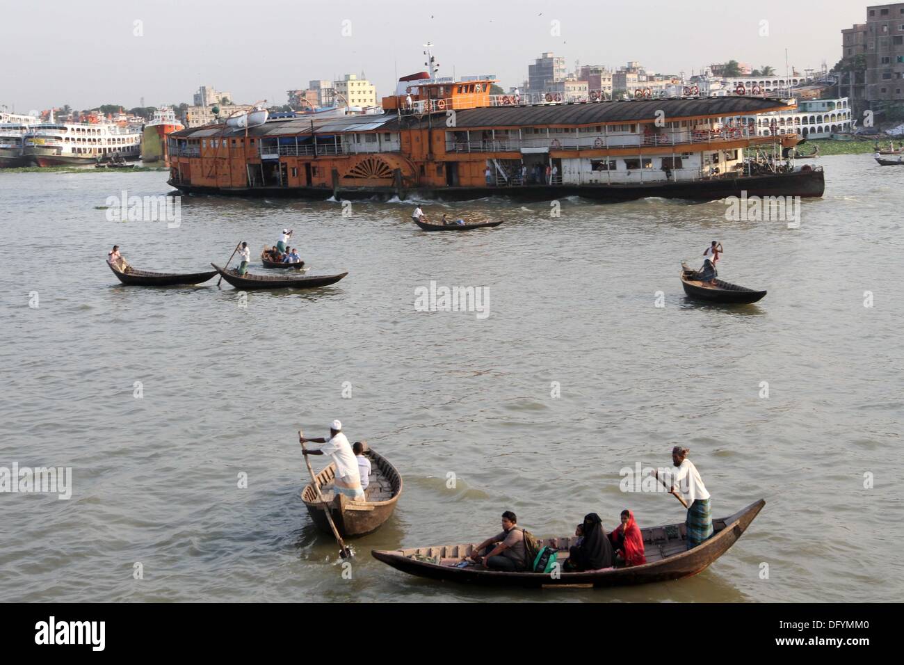 Dacca ,Ottobre 2013. Barche e lancia al fiume Buriganga a Dacca . Foto Stock