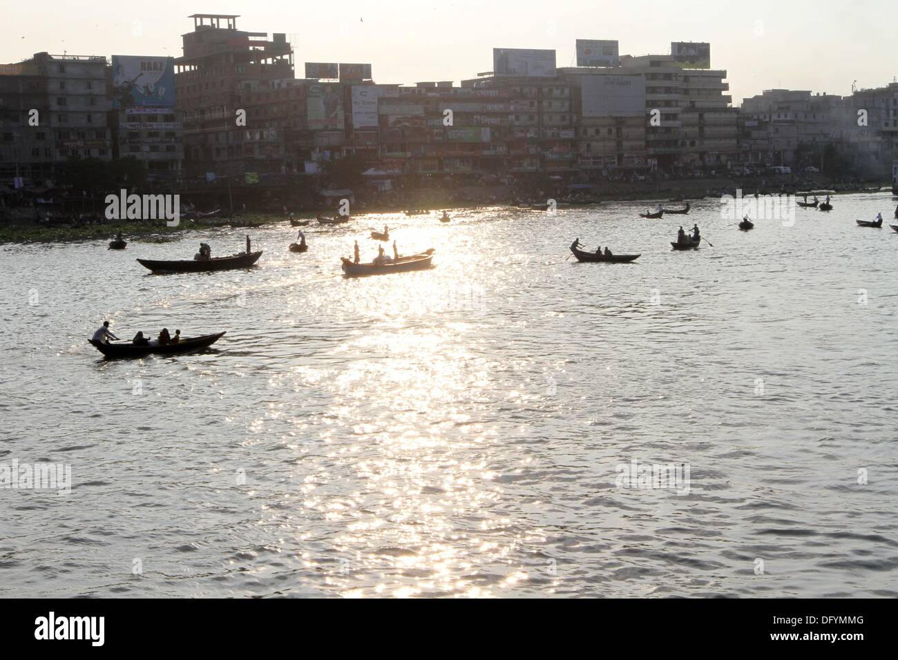 Dacca ,Ottobre 2013. Barche e lancia al fiume Buriganga a Dacca . Foto Stock